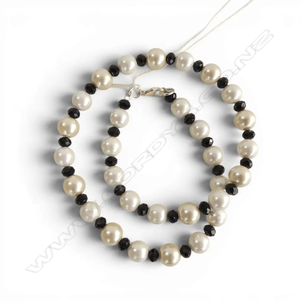 LARGE COSTUME PEARL & FACETED small BLACK BEAD NECKLACE w SILVER CLASP. L.440mm Image 1++