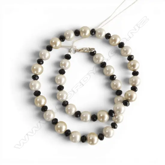 LARGE COSTUME PEARL & FACETED small BLACK BEAD NECKLACE w SILVER CLASP. L.440mm