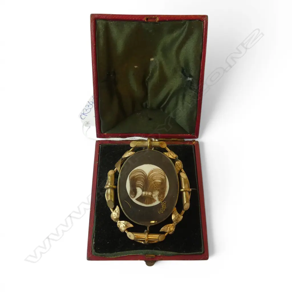 LG VICTORIAN GILT MOURNING BROOCH H.70mm in original box Image 1++