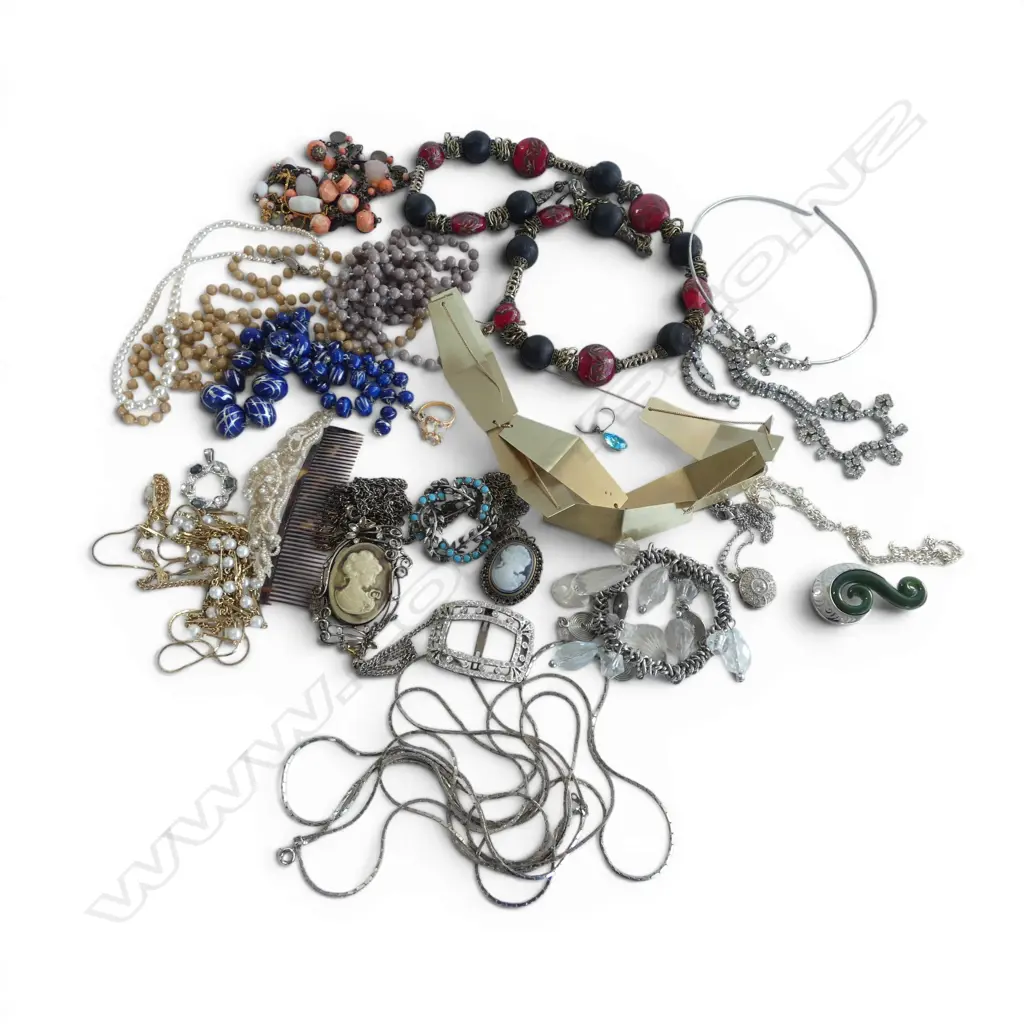 BOX OF COSTUME JEWELLERY Image 1++