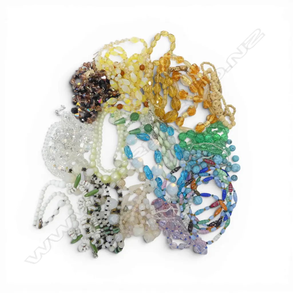 TIN OF VINTAGE BEADS mainly coloured glass Image 1++