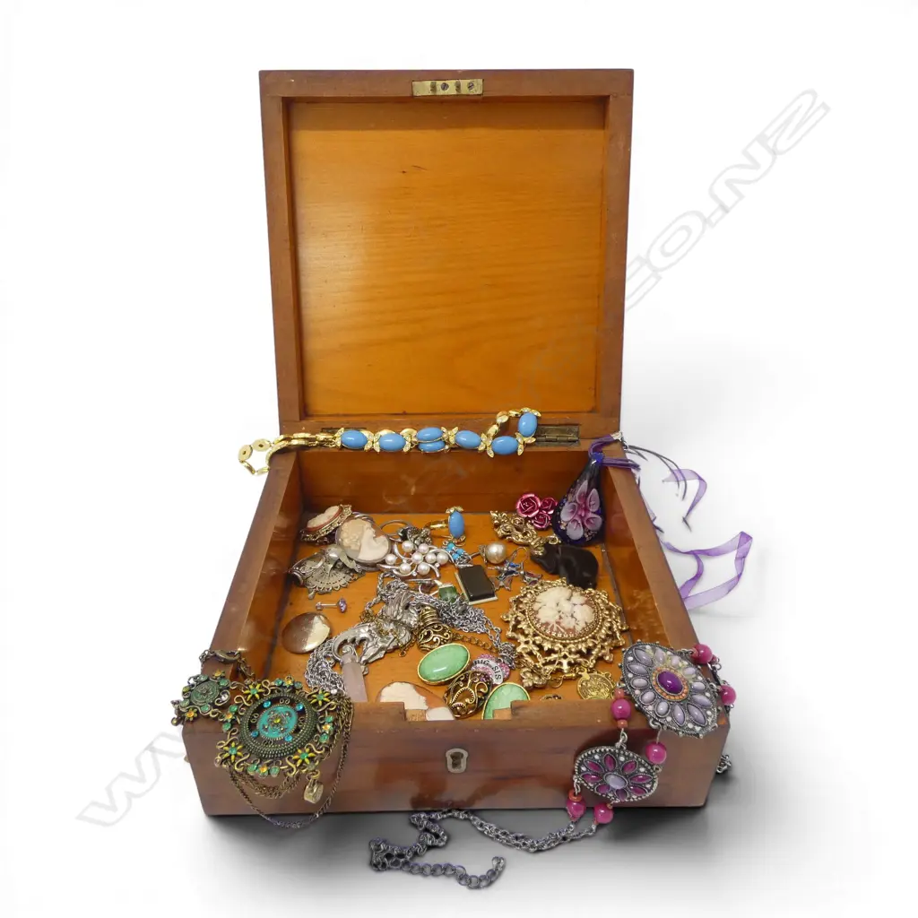 ASST. JEWELLERY IN WOODEN BOX W.200mm Image 1++