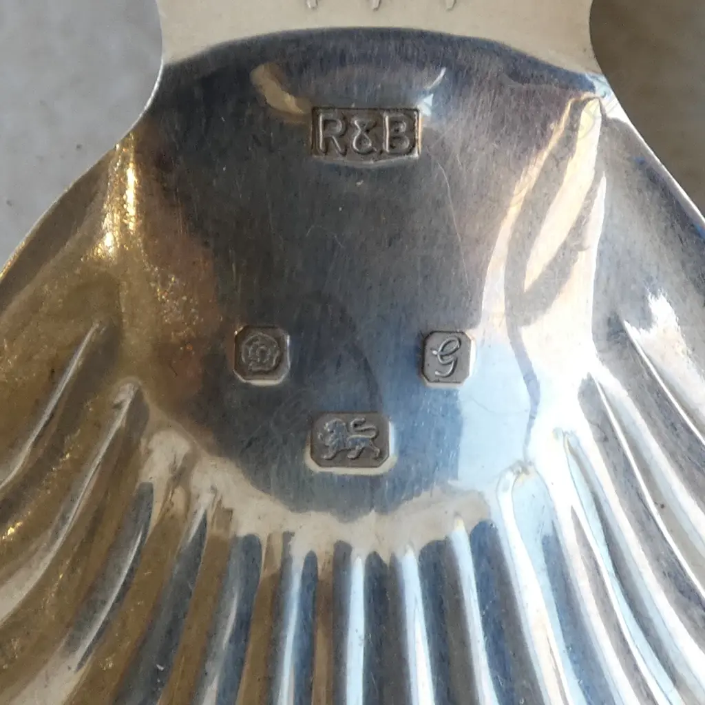 Heavy STG SILVER CADDY SPOON with Prince of Wales feathers & Crown handle. London 1981 by Roberts & Belk Ltd.  24gms Image 1++