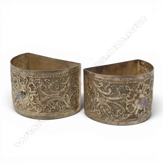 PR 935 SILVER NAPKIN RINGS, 40gms - SET WITH A STONE