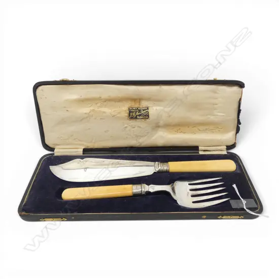 CASED SET IVORINE 'BONE' FISH SERVERS 