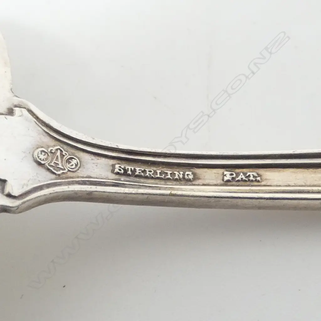 4 STG SILVER UTENSILS 96gms + STG SILVER & POUNAMU HANDLE BUTTER KNIFE & STG SILVER HANDLED SLICE Image 1++