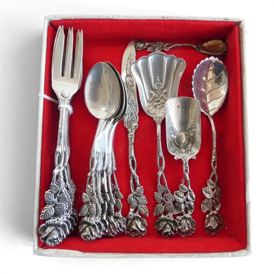 COLLECTION .835% GERMAN SILVER SMALL CUTLERY ITEMS: teaspoons + cake forks etc. Total 190gms