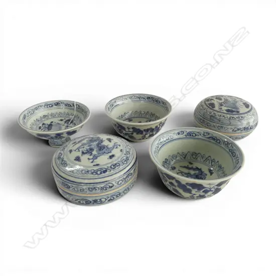 5 PCES CHINESE B/W CHINA ; 2 BOWLS, 2 LIDDED CONTAINERS & FOOTED BOWL H.70mm