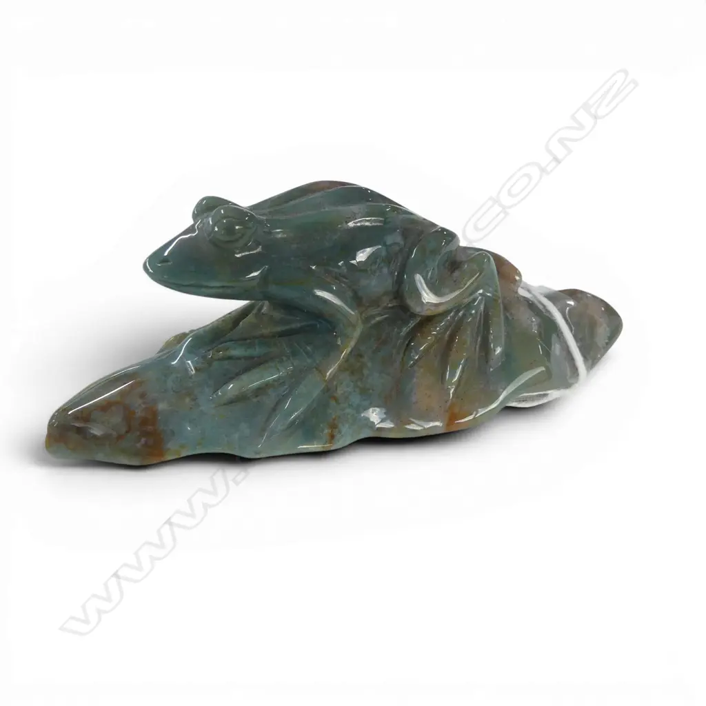 MOTTLED GREEN JADE FROG ON LEAF rust red toned inclusions. L.120mm Image 1++