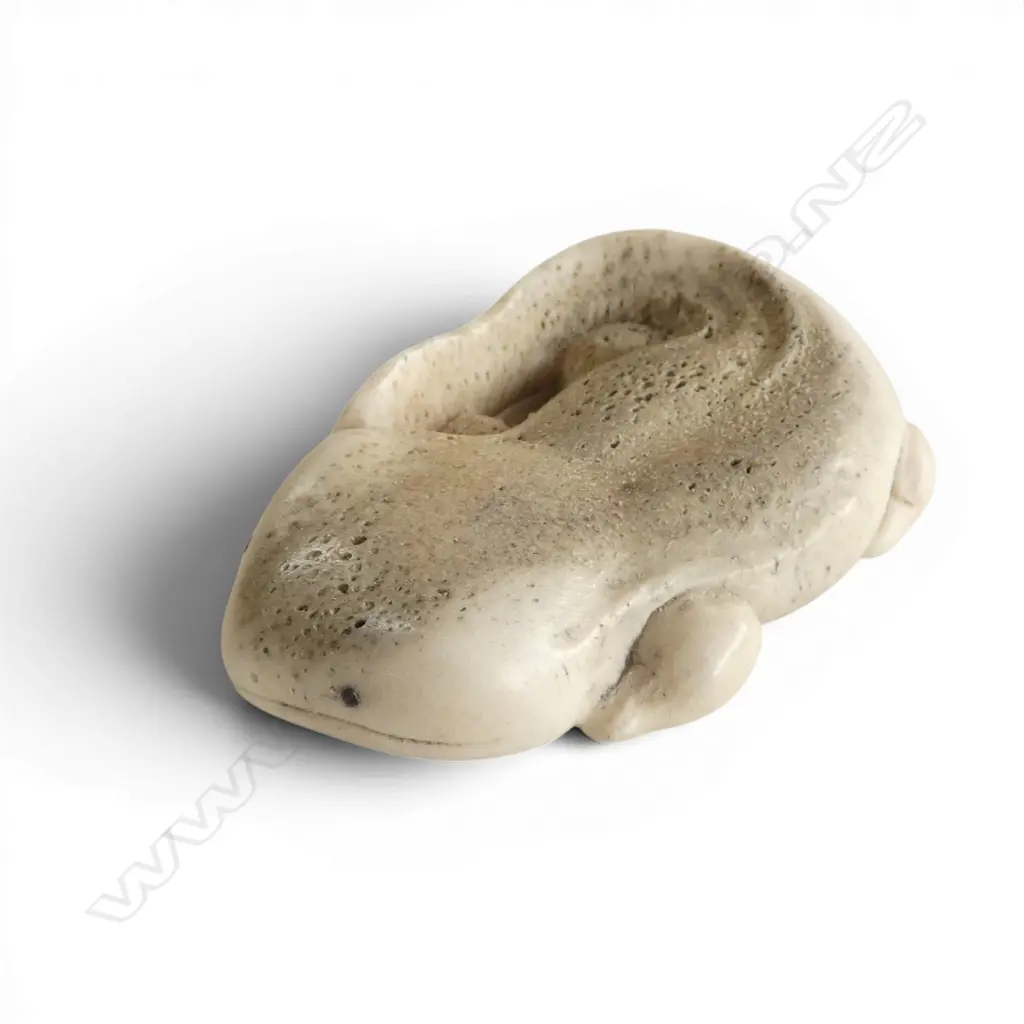 Fumio Noguchi (JAPANESE/NZ) SALAMANDER CARVED DEER ANTLER NETSUKE buffalo horn eyes. Signed. L.53mm Image 1++