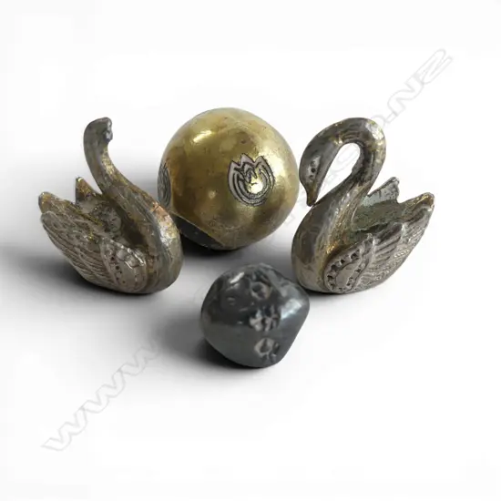 3 CHINESE METAL PCES two swans, one w. broken head H.30mm