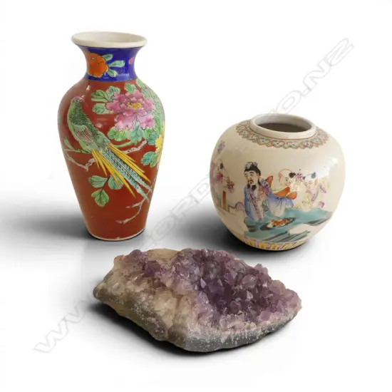 AMETHYST GEODE W.160mm + 2 ORIENTAL VASES H.180mm
