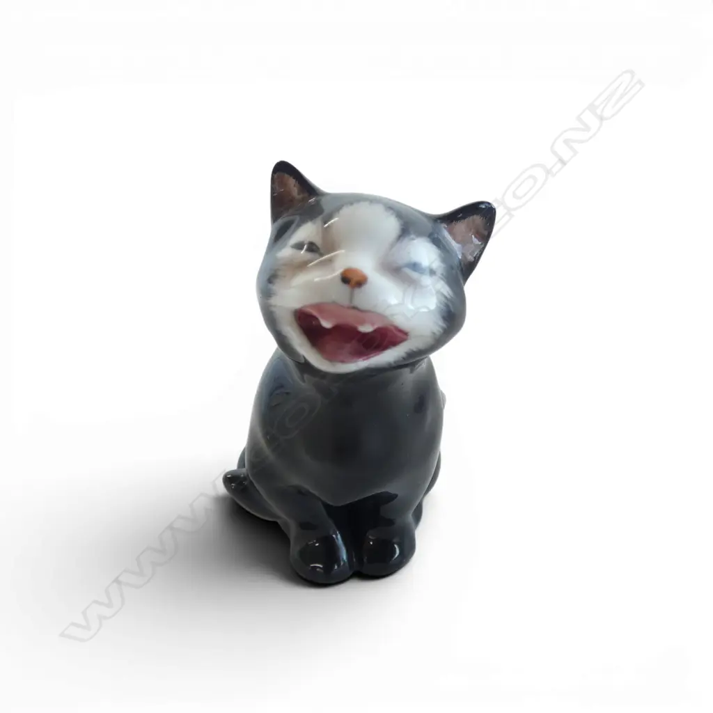 VINTAGE ROYAL DOULTON MINIATURE 'LUCKY CAT', H.65mm, RD stamp 'Lucky' & handpainted K12 to base Image 1++
