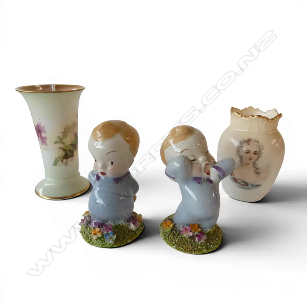 2 SMALL ROYAL DOULTON VASES + 2 WADE WYNKIN & BYNKIN FIGURES Dia.250mm Image 1++