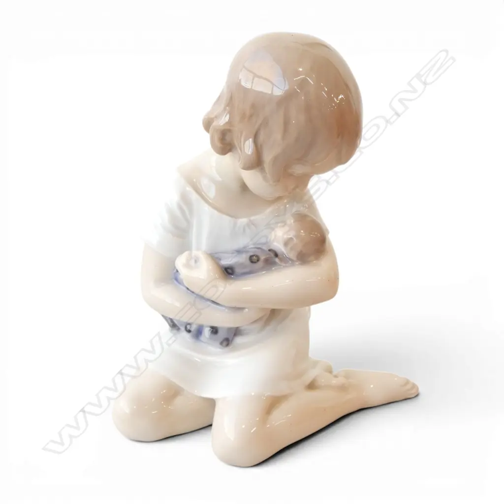 ROYAL COPENHAGEN GIRL WITH BABY H.130mm Image 1++