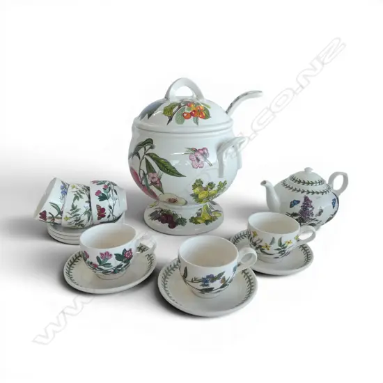 PORTMEIRION BOTANIC GARDEN TEAPOT & 6CSS
