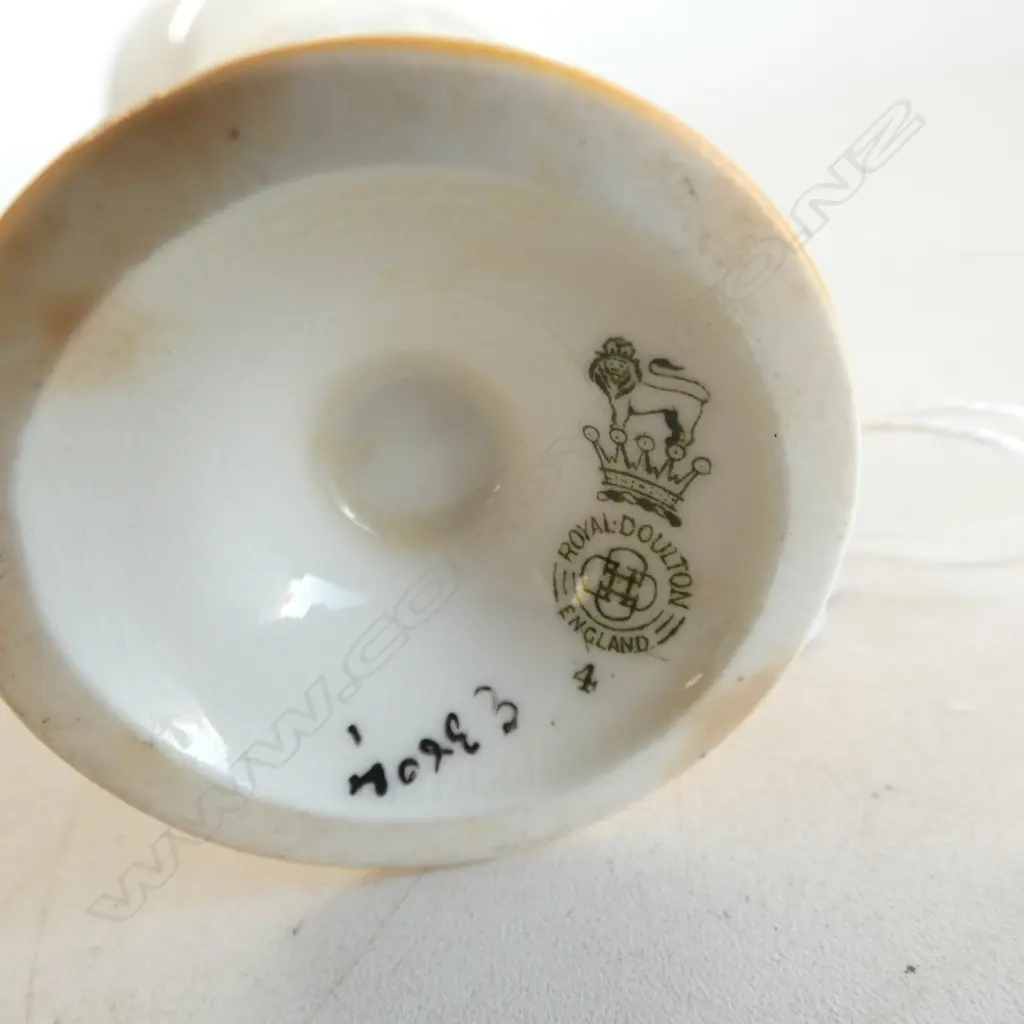 ROYAL DOULTON SML COACHING DAYS JUG, RARE SHAPE, H.100mm Image 1++