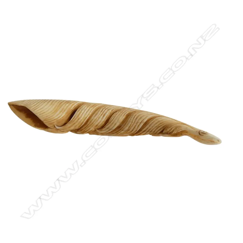Fumio Noguchi (JAPANESE/NZ) finely CARVED WILD PIG TUSK FEATHER. Dyed by seed. Signed. L.88mm Image 1++
