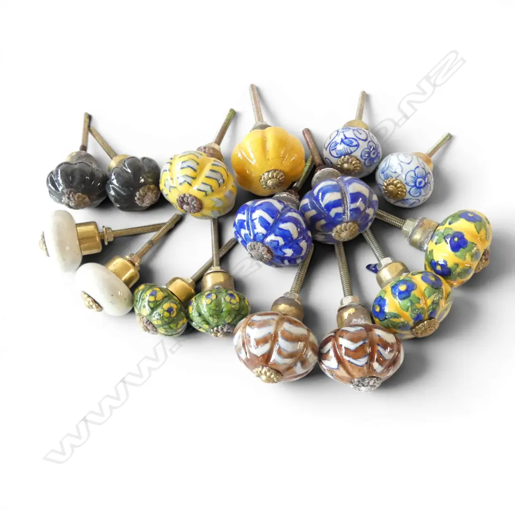 8 ASST. PORCELAIN KNOBS  Image 1++