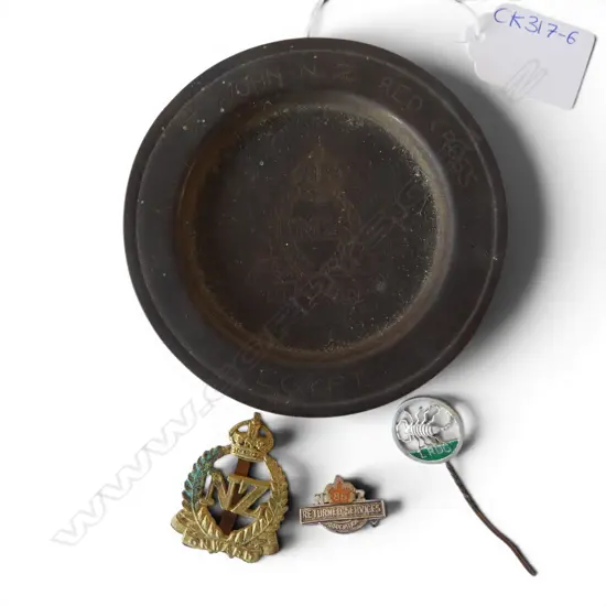 N.Z. RED CROSS BRASS SOUVENIR DISH, LONG RANGE DESERT GROUP ASSOC. PIN, CAP BADGE & RSA BADGE