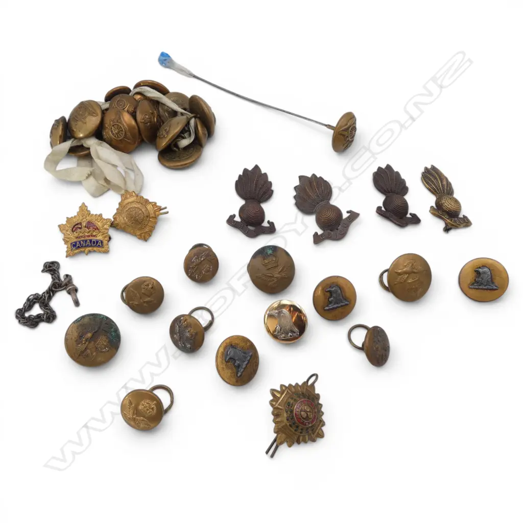 ASST. VINTAGE ROYAL ARTILLARY & ROYAL AIR FORCE BRASS BUTTONS & CAP BADGES Image 1++