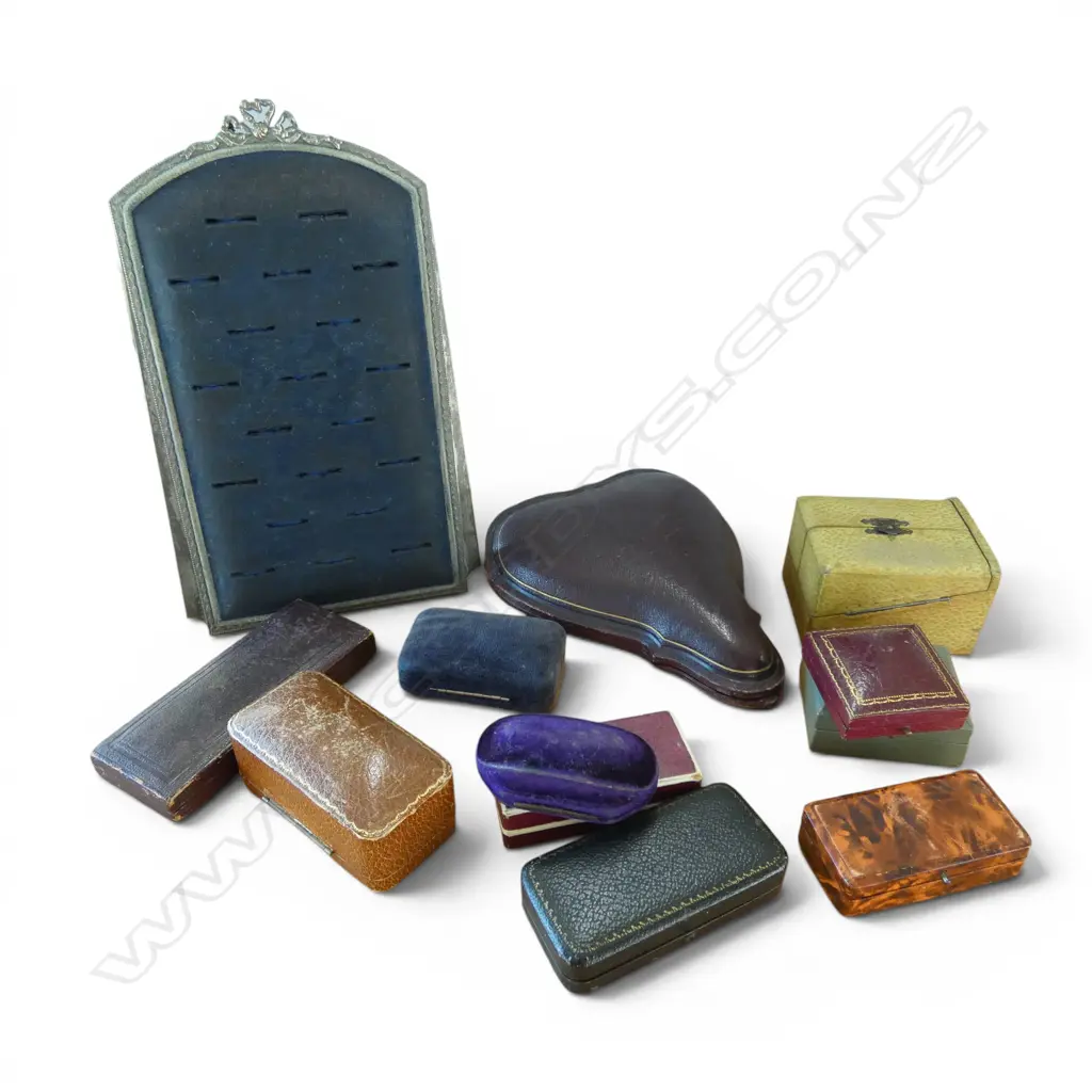 COLLECTION OF VINTAGE JEWELLERY BOXES  Image 1++