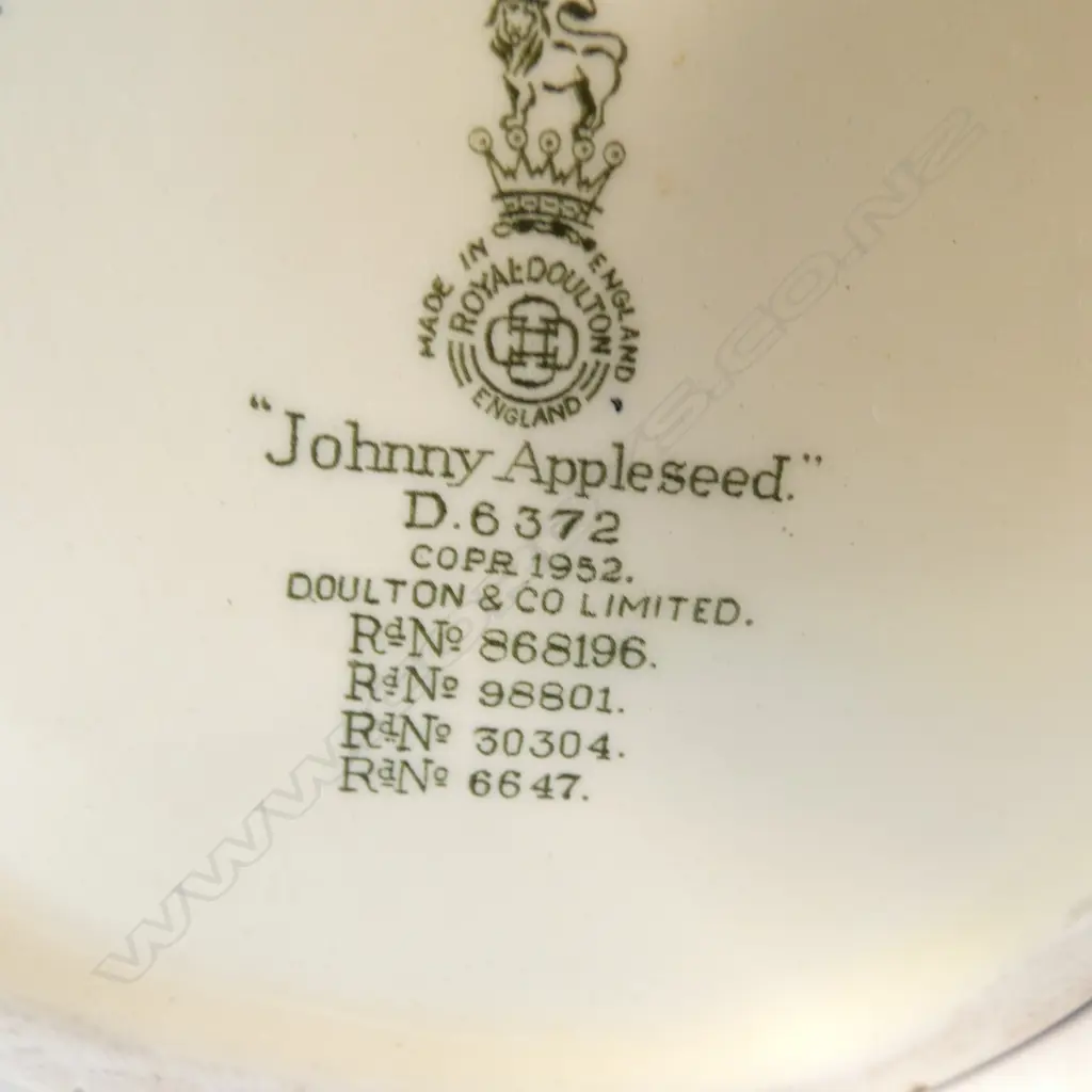 2 LARGE SIZE ROYAL DOULTON CHARACTER JUGS WILLIAMSBURG GAURDSMAN & JOHNNY APPLESEAD H160MM Image 1++