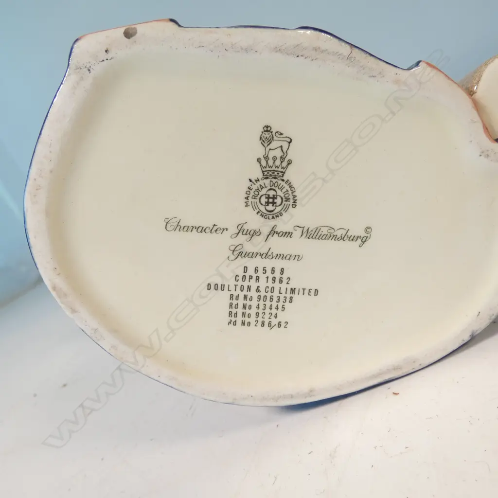2 LARGE SIZE ROYAL DOULTON CHARACTER JUGS WILLIAMSBURG GAURDSMAN & JOHNNY APPLESEAD H160MM Image 1++
