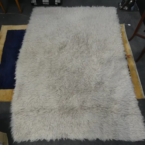 MODERN MACHINED WOOL RUG