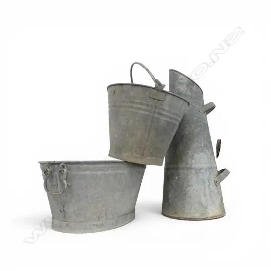 3 PCES VINTAGE GALVINISED TIN; BUCKET, OVAL WASH TUB W.500mm, TOOLS STAND H.610mm