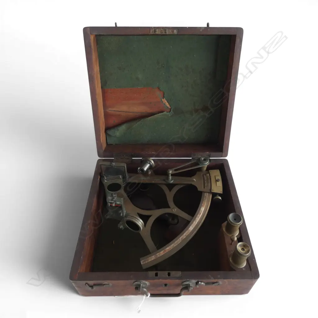 SEXTANT BY B. H. HENNESSY, SWANSEA IN MAHOGANY CASE W.275mm Image 1++