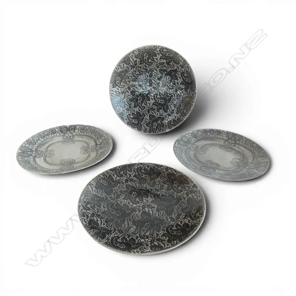 4 'WONKI WEAR' DINNER PLATES (2+2) 315mm dia Image 1++