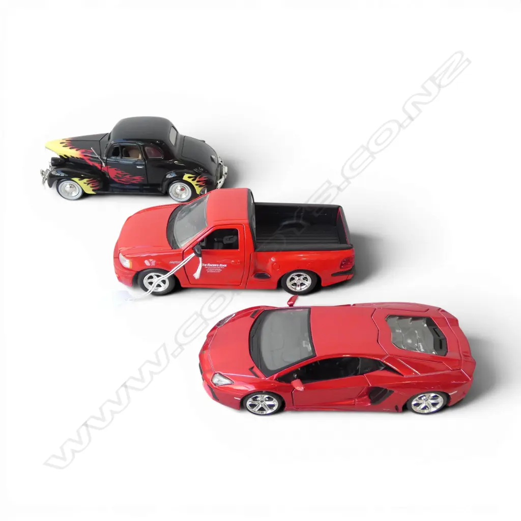 THREE DIE CAST CARS 1:24 SCALE Image 1++