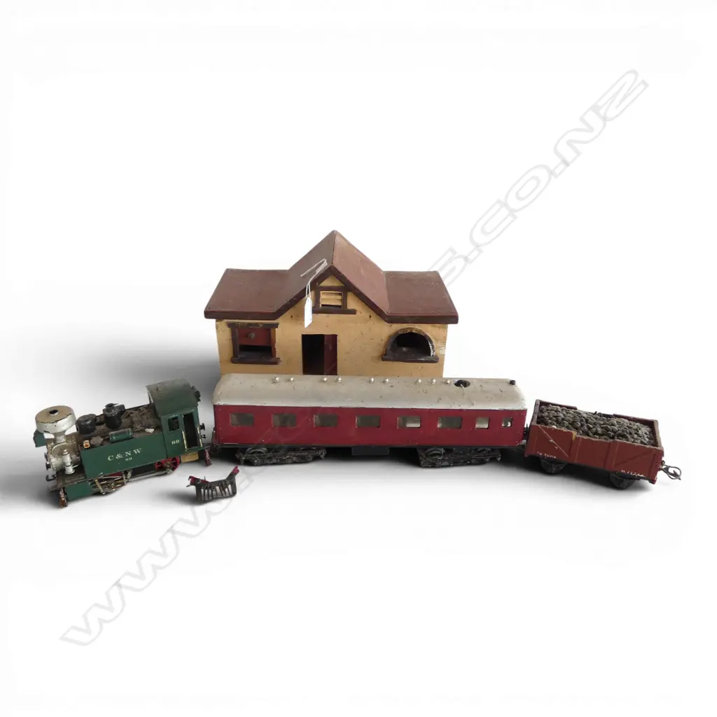 OLD HOME MADE 0 GAUGE TRAIN SET includes engine + tender + carriage + station building  Image 1++