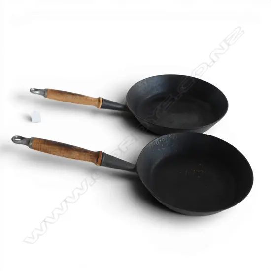 2 CAST IRON PANS L.540mm