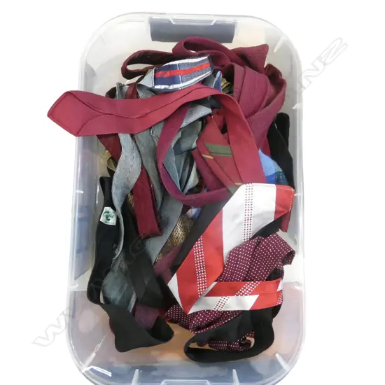 VINTAGE MENS NECK TIES