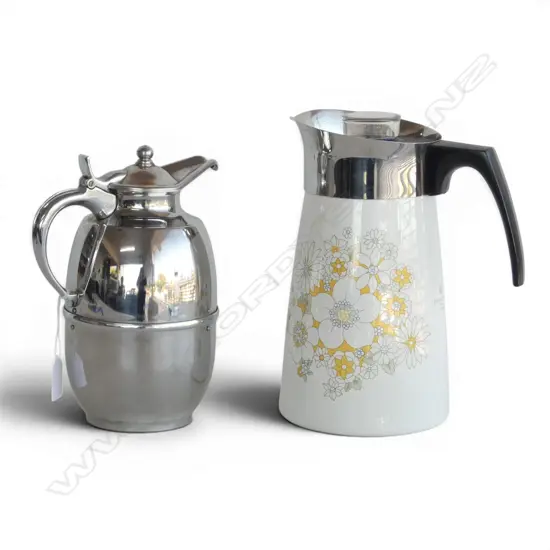 "THE PEACOCK VACUUM" JUG + CORNING WARE JUG H.260mm