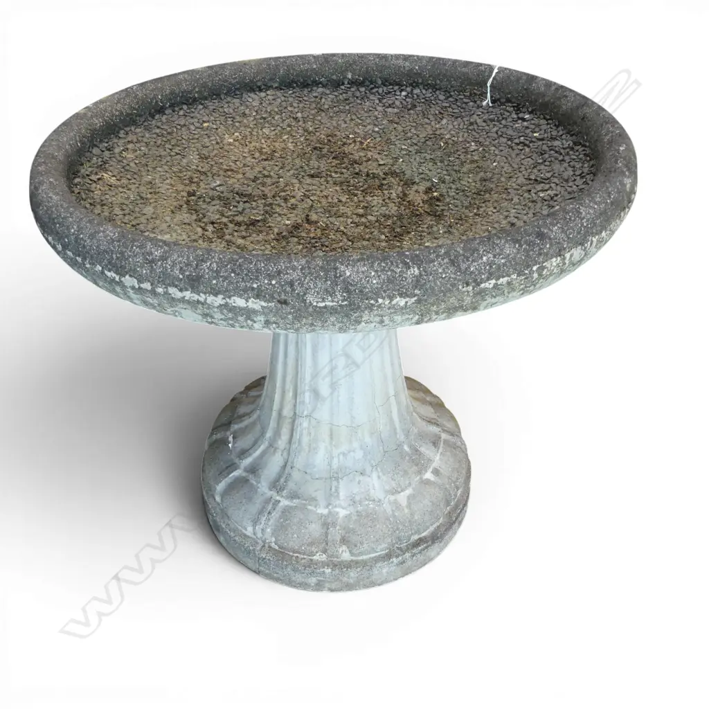 LG GRAVEL TYPE TOP BIRD BATH. CONCRETE. ON FLUTED BASE 730mm dia Image 1++