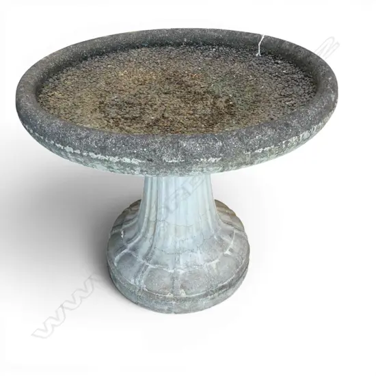 LG GRAVEL TYPE TOP BIRD BATH. CONCRETE. ON FLUTED BASE 730mm dia
