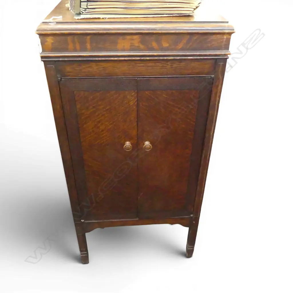 OAK UPRIGHT GRAMOPHONE + RECORD ALBUM Image 1++