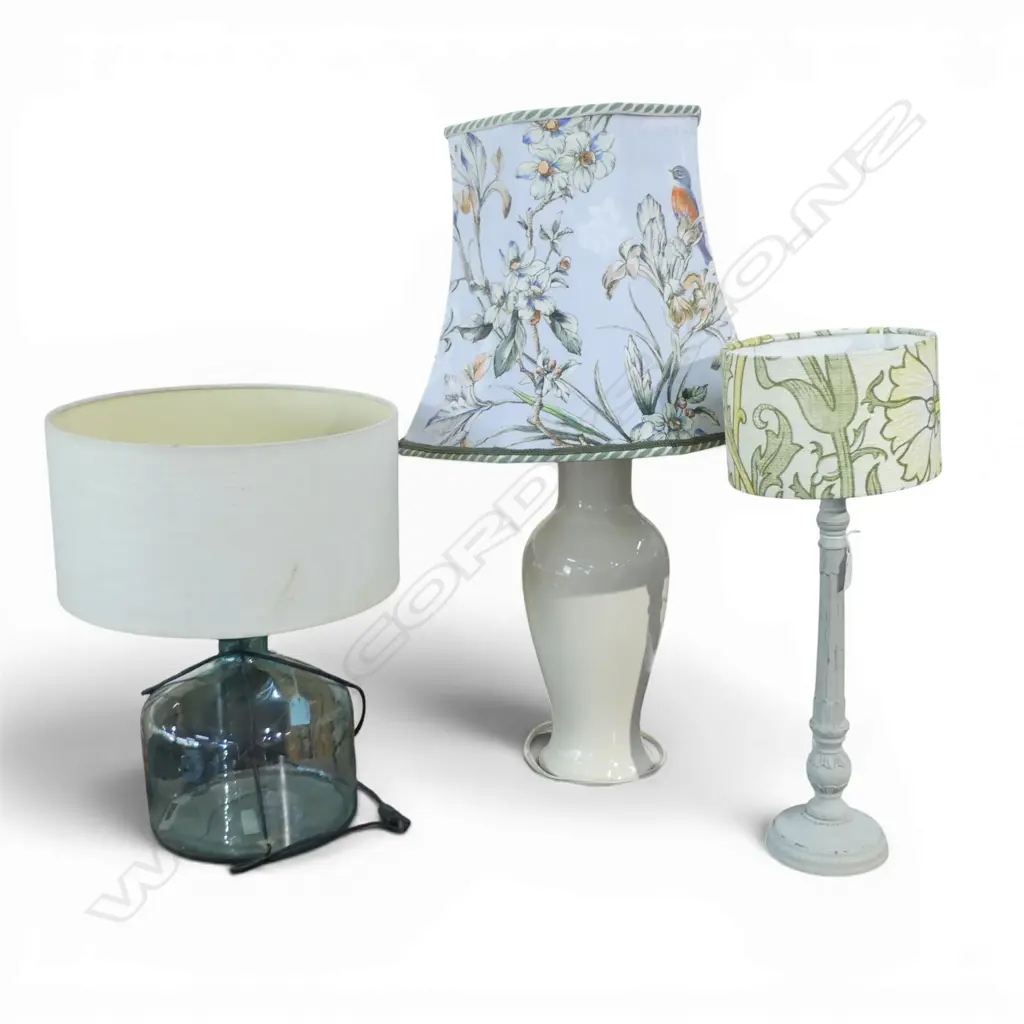 3 TABLE LAMPS; WOOD & GLASS H.530mm Image 1++
