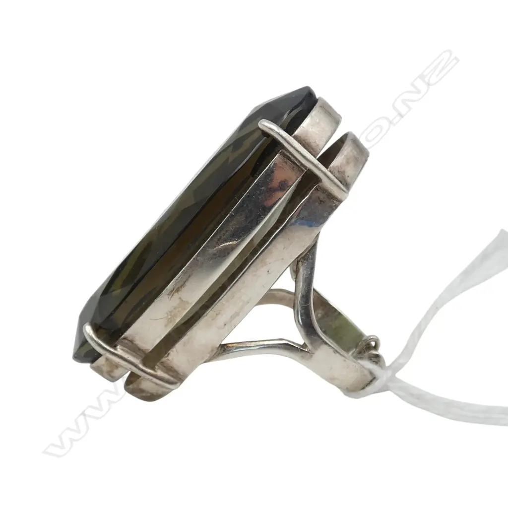 LARGE SILVER AND GREEN GLASS STATEMENT RING Image 1++