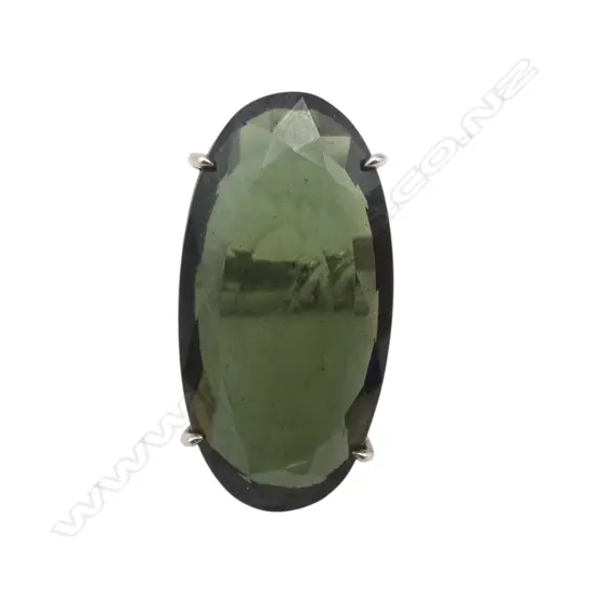 LARGE SILVER AND GREEN GLASS STATEMENT RING