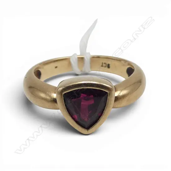 9CT GOLD & GARNET RING 4.2gms SIZE O