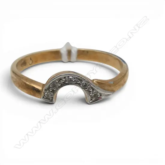 9CT 5 SMALL DIAMOND CURVED RING, 1.9gms SIZE P