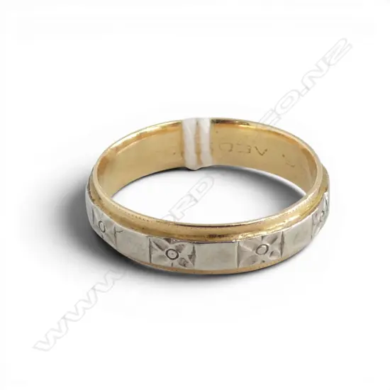 Stamped 18ct yellow & white gold RING testing 13 to 16ct. 3.7gms SIZE O