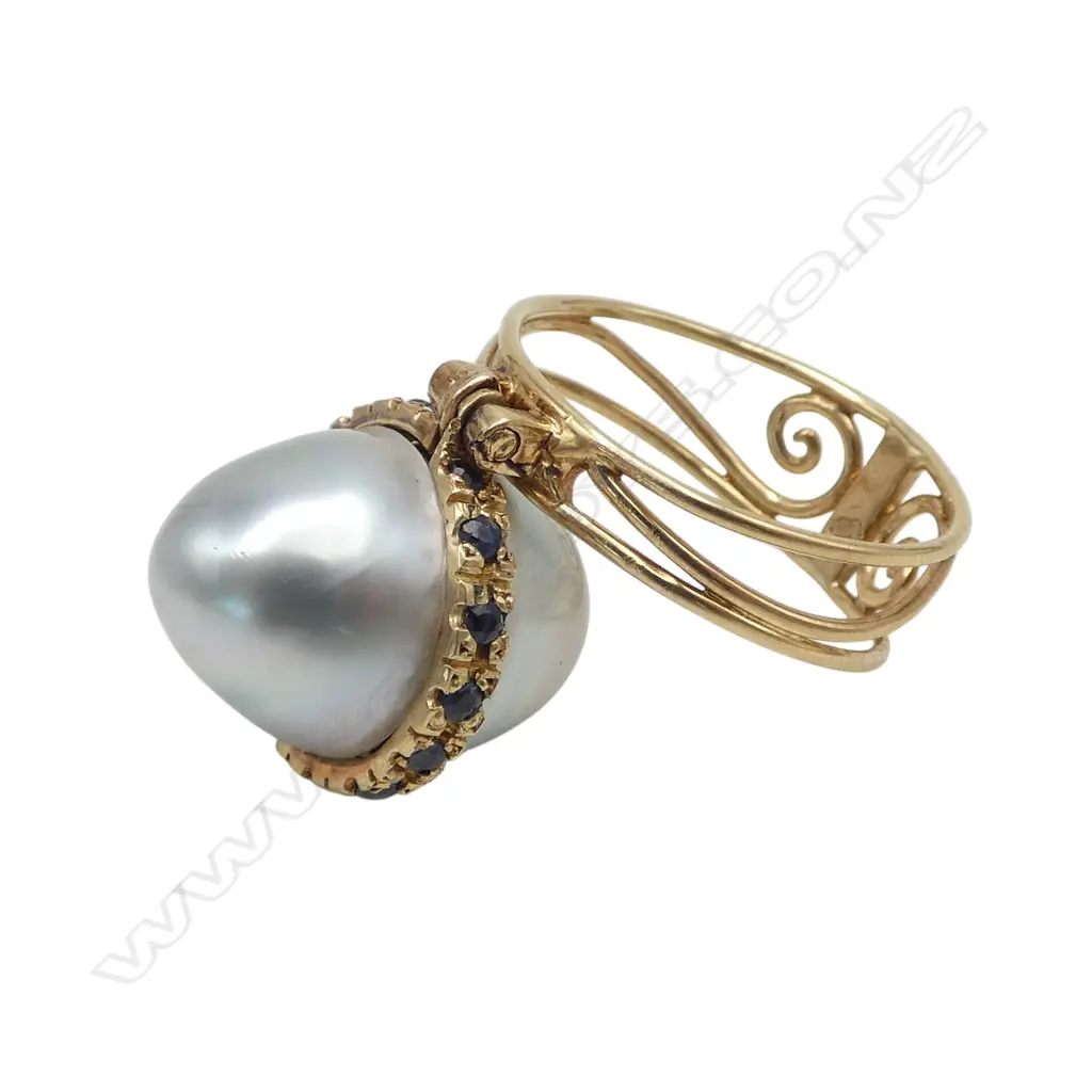 BESPOKE MISDALE10CT GOLD RING WITH LARGE BAROQUE PEARL AND SAPPHIRES (From the estate of jeweller Simon Misdale) 9.46gms Image 1++