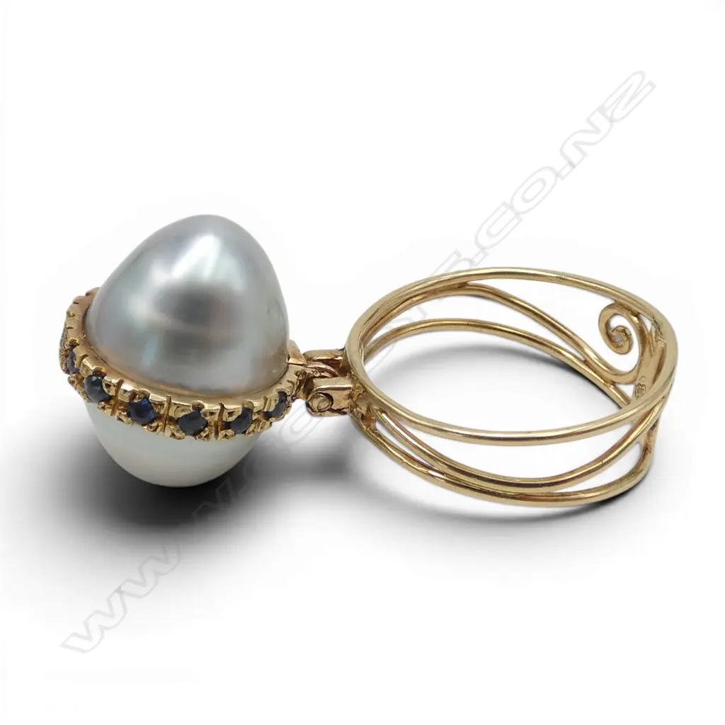 BESPOKE MISDALE10CT GOLD RING WITH LARGE BAROQUE PEARL AND SAPPHIRES (From the estate of jeweller Simon Misdale) 9.46gms Image 1++