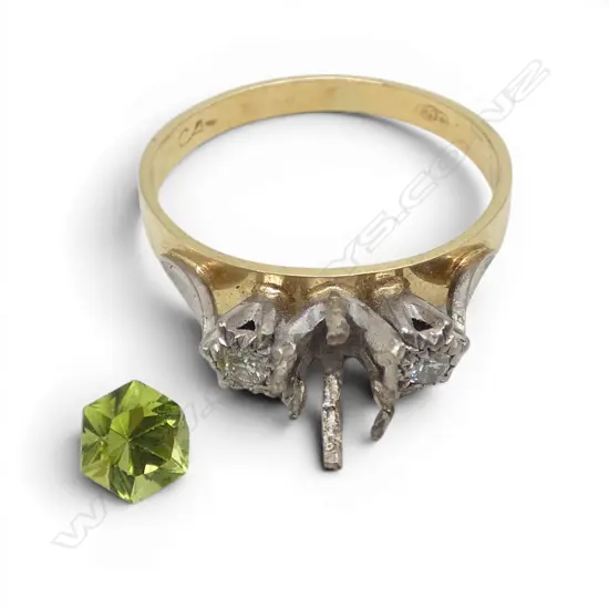 18CT GOLD RING TWO DIAMONDS & PERIDOT (peridot loose) From the estate of jeweller Simon Misdale  4.60gms