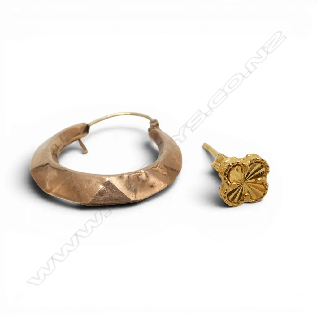 2 SINGLE EARRINGS, 22ct 0.98gm & 9ct 0.63gm Image 1++